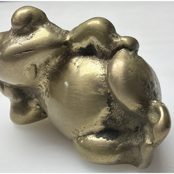 Vintage Mini Brass Frog Figurine Statue Paperweight Posing Laying Down - Picture 2 of 14